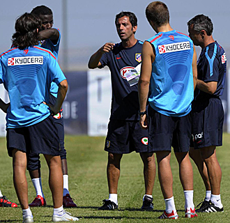 Quique Snchez Flores da instrucciones a varios futbolistas durante el entrenamiento.