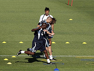 Lass Diarra y Benzema, en un entrenamiento