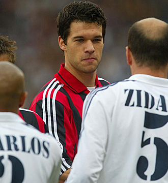 Ballack saluda a Zidane antes de la final de Champions disputada con el Leverkusen.