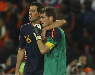 Busquets con Casillas emocionado tras ganar el partido de la final del Mundial.