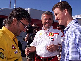 Eddie Jordan conversa con un Schumacher ms joven cuando el alemn estaba en la escudera Jordan