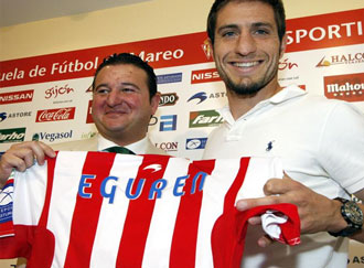 Eguren posa con su nueva camiseta junto al director deportivo del Sporting, Emilio de Dios
