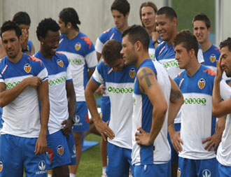Los jugadores del Valencia realizaron ejercicios fsicos en el entrenamiento en Paterna