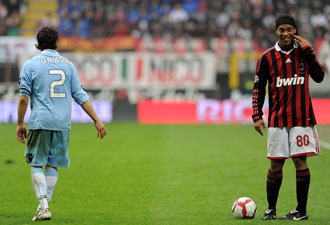 Ronaldinho seguir por el momento en el Milan