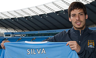Le sienta bien la camiseta azul a David Silva