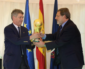 Alejandro Blanco, acogió en la sede del COE la Copa del Mundo de fútbol de la mano de Ángel María Villar.