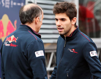 Jaime Alguersuari, comentando incidencias de un entrenamiento con el director de Toro Rosso, Franz Tost
