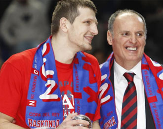 Teletovic, junto a Ivanovic, celebra la conquista de la Copa del Rey del 2009