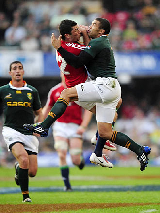 Jamie Roberts, en la imagen placado en el aire por el sudafricano Bryan Habana, cay lesionado durante la gira del ao pasado de los Lions por tierras 'springboks' a la que corresponde la imagen