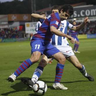Gallardo, en la imagen presionado por Aranburu durante el partido de la pasada temporada ante la Real en El Alcoraz, seguir defendiendo la camiseta del Huesca