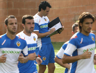 Unai Emery toma notas en el entrenamiento del Valencia.