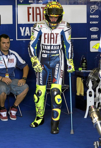 Rossi se apoya en una muleta en el box de Yamaha