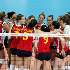 El equipo femenino de voleibol reunido antes de un partido de la liga europa