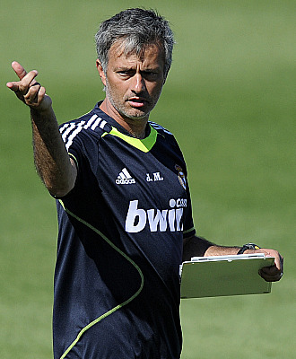 Mourinho, dando instrucciones en una sesin preparatoria del Real Madrid