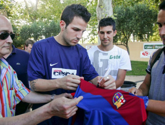 Cesc firma una camiseta del Barcelona el pasado jueves en su Campus.