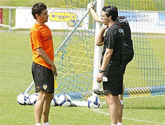 Emery charla con Del Horno en un entrenamiento
