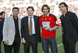 Rafa con la camiseta del Mallorca, el da que recibi la insignia de oro del club
