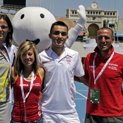Chema Martnez acompaado de la mascota de los Europeos y otros deportistas