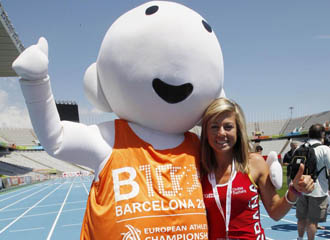 Mara Vasco junto a la mascota del Europeo de Barcelona 2010