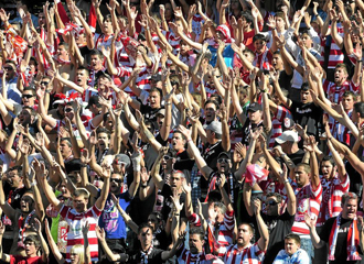 Los aficionados del Granada en el estadio Los Crmenes.