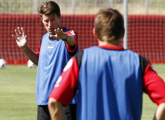 El entrenador del Mallorca, Michael Laudrup, en un momento de un entrenamiento del conjunto bermellón en esta pretemporada