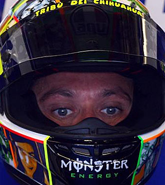 Rossi se coloca el casco.