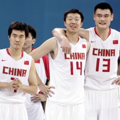 Yao Ming con sus compaeros de seleccin