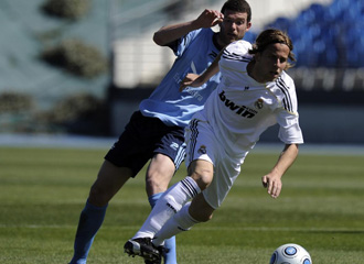 Miguel ngel Cordero se va de un rival con el filial del Real Madrid.