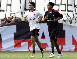 Ronaldinho corre junto a Pato