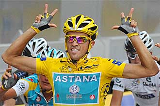 Alberto Contador celebra, el pasado domingo, su victoria en el Tour de Francia