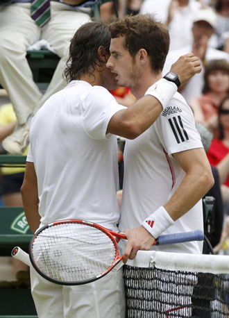 Andy Murray felicita a Rafa Nadal tras su derrota ante el mallorqun en las semifinales de Wimbledon