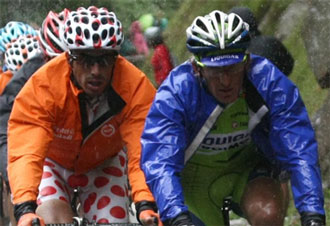 Pellizotti junto a Egoi Martínez en una etapa del Tour de Francia de 2009