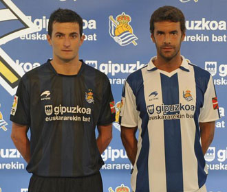 La Real Sociedad muestra la primera equipacin y la segunda con los modelos Xabi prieto y Joseba Llorente respectivamente