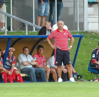 Manuel Preciado observa a sus jugadores en un momento del partido disputado frente al Baracaldo