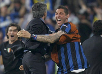 Materazzi se abraza con Mourinho la temporada pasada.