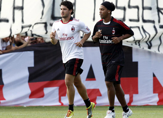 Ronaldinho y Pato entrenando con el Milan.