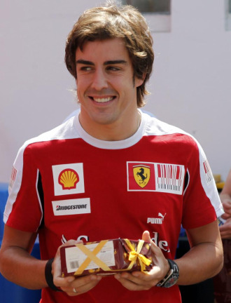 Alonso recibe un regalo en Hungaroring el da de su 29 cumpleaos