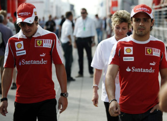 Fernando Alonso y Felipe Massa, en el paddock de Hungaroring