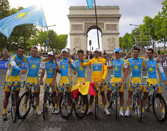 Alberto Contador posa con el resto del equipo Astana, tras lograr la victoria en el Tour de Francia 2010 con el Arco de Triunfo a sus espaldas