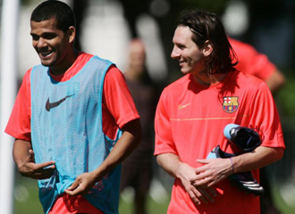 Messi y Alves entrenando con el Barcelona la pasada temporada.