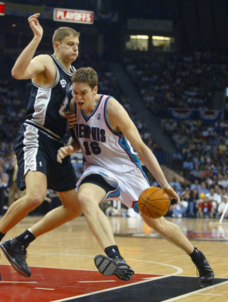 Nesterovic defiende a Pau Gasol, en un Grizzlies-Spurs de 2004