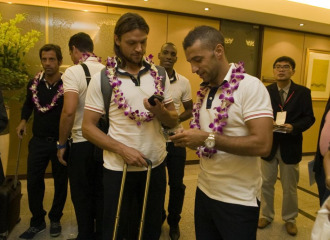 Simao y Ujfalusi, durante la llegada del Atltico de Madrid al hotel donde se van a alojar en Bangkok