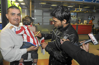 El Kun firma un autgrafo a su llegada a Madrid