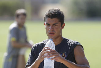 Iago Falqu se refresca durante un entrenamiento del Villarreal B