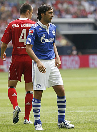 Raúl casi marcó en su debut con el Schalke 04.