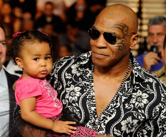 Mike Tyson, con su sobrina en brazos, no quiso perderse la cita