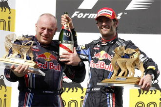 Mark Webber muestra su alegra por el triunfo junto al jefe de mecnicos de Red Bull, Darren Nichols