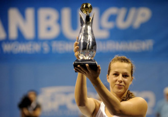 Anastasia Pavlyuchenkova posa con el trofeo de campeona en Estambul.