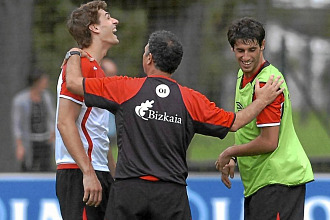 Caparrs bromea con Llorente y Javi Martnez durante el entrenamiento del Athletic