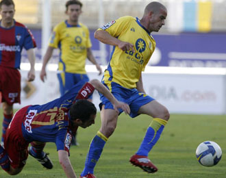 Miguel García disputando un partido con Las Palmasen la Segunda División de la pasada temporada.